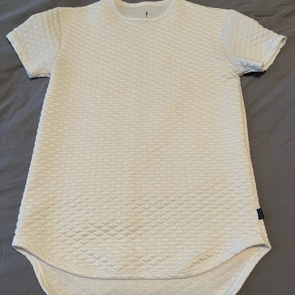 White Quilted t-shirt. Medium
